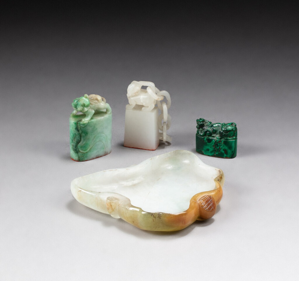 Voir en plein écran - Voir 1 du lot 206. A white jade seal, a jadeite seal, a malachite seal, and a jadeite brushwasher Late Qing dynasty - early Republican period | 清末民初 玉石雕一組四件.