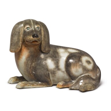 View full screen - View 1 of Lot 1887. A CHINESE EXPORT FIGURE OF A SPANIEL, QING DYNASTY, QIANLONG PERIOD, CIRCA 1760 | 清乾隆 約1760年 粉彩獵犬擺件.