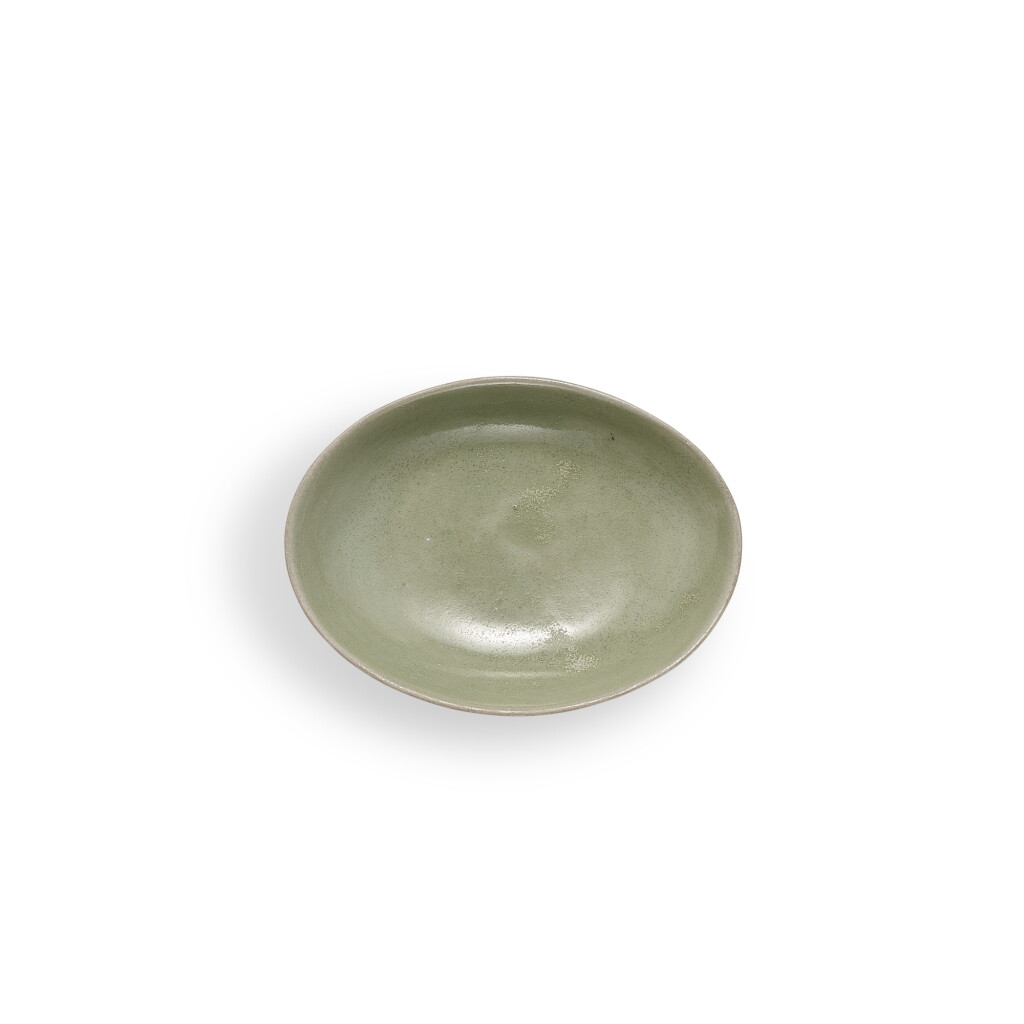 Voir en plein écran - Voir 1 du lot 5833. A Yueyao celadon-glazed oval dish, Northern Song dynasty | 北宋 越窰青釉小盤.