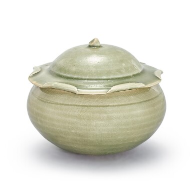 View full screen - View 1 of Lot 1006. A YAOZHOU CELADON BOWL AND COVER NORTHERN SONG - JIN DYNASTY | 北宋至金 耀州青釉荷葉蓋罐.