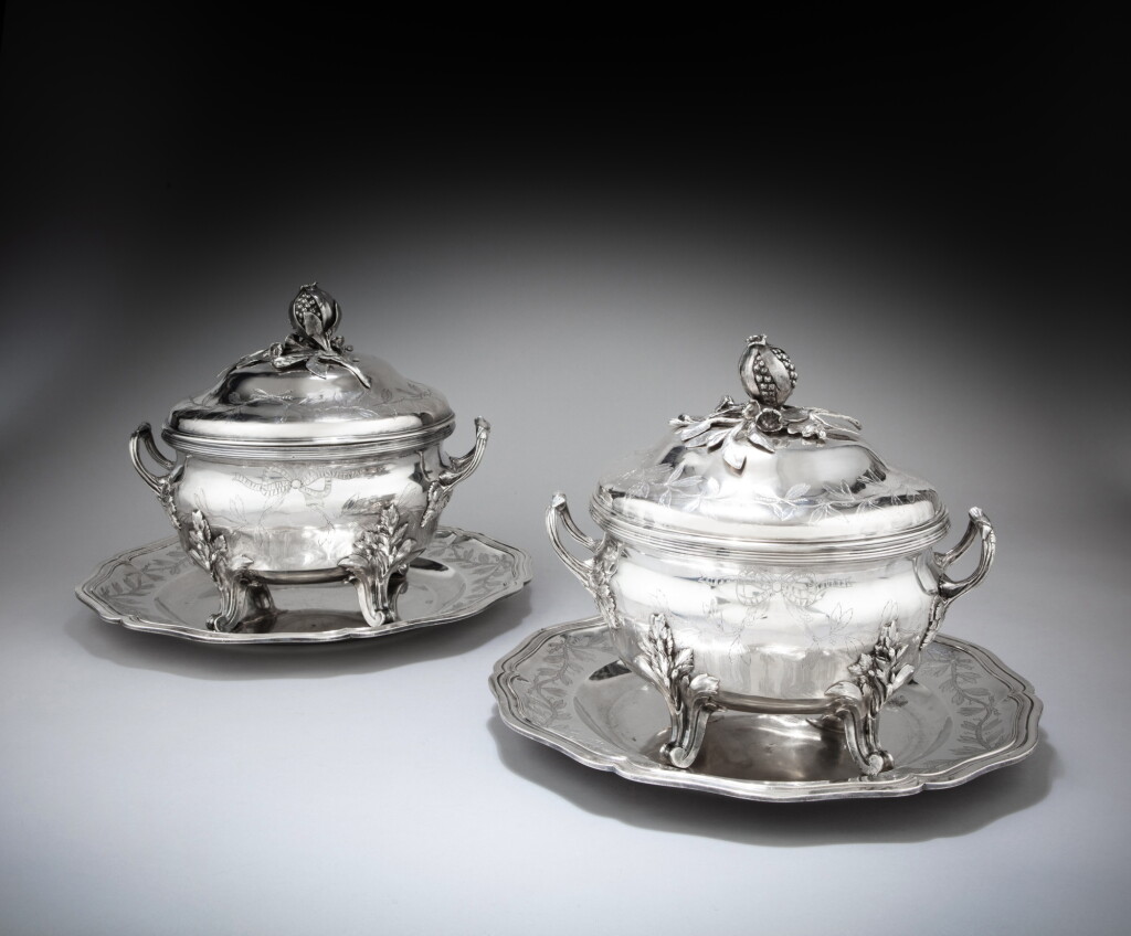 View full screen - View 1 of Lot 412. A pair of silver pots-à-oille and stands, Jean-François Goglis, Paris, 1777-1778 | Paire de pots-à-oille et leurs présentoirs en argent par Jean-François Goglis, Paris, 1777-1778.