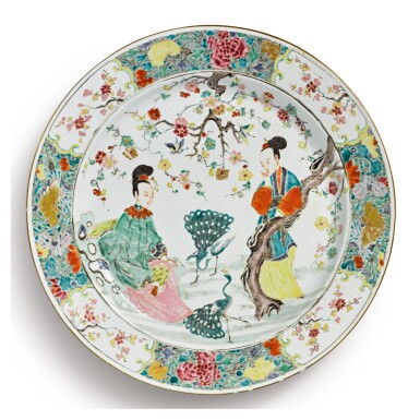 View full screen - View 1 of Lot 1895. A LARGE CHINESE ROSE-VERTE FIGURAL DISH, QING DYNASTY, YONGZHENG PERIOD | 清雍正 五彩加粉彩孔雀仕女圖大盤.