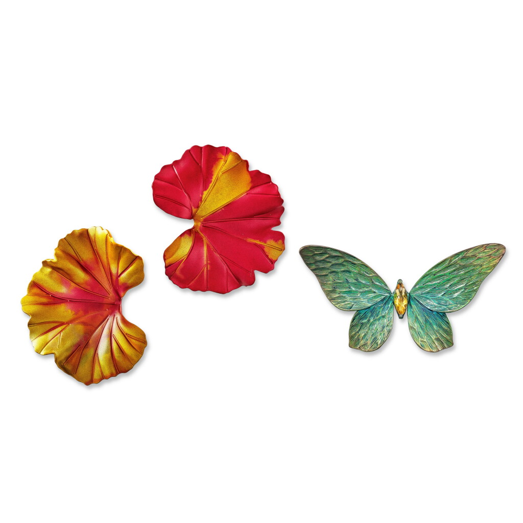 View full screen - View 1 of Lot 1801. JAR | 'Geranium' Pair of Aluminum Ear Clips || Wallace Chan | Titanium and Gem Set Brooch | JAR | 'Geranium' 鋁耳夹一對 || 陳世英 | 鈦金屬 配 寶石 胸針.