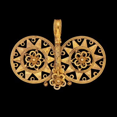 View full screen - View 1 of Lot 1040. A Nias gold filigree double-spiral ear ornament, fondruru ana'a North Sumatra, Indonesian archipelago, 19th century | 十九世紀 印尼群島 北蘇門答臘尼亞斯島 金纍絲花卉紋耳飾.
