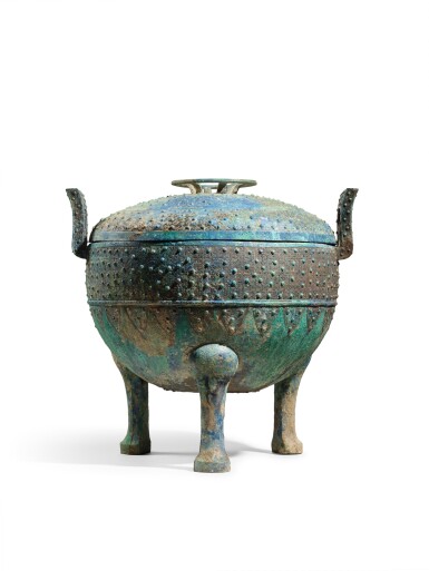 View full screen - View 1 of Lot 2133. A large archaic ritual bronze tripod food vessel and cover, ding, Eastern Zhou dynasty, Spring and Autumn period | 東周春秋 青銅蟠虺紋三足蓋鼎.