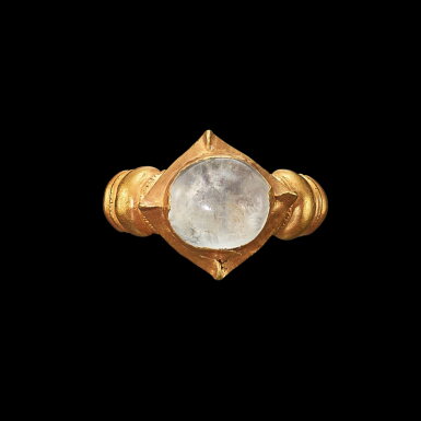 View full screen - View 1 of Lot 1093. A gold and crystal ring Central Java, Indonesia, 8th - 10th century | 印尼中爪哇 八至十世紀 金嵌水晶戒指.