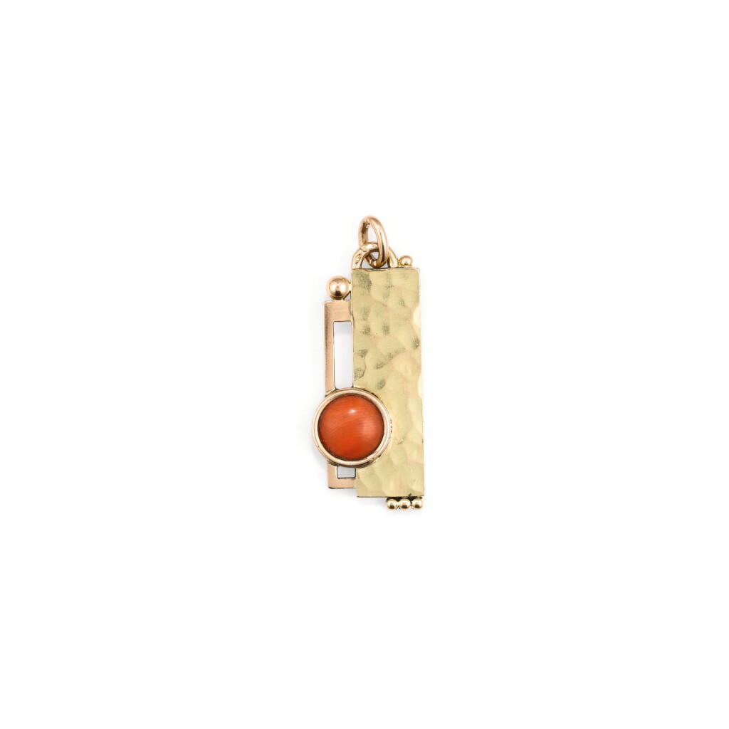 View full screen - View 1 of Lot 196. PENDENTIF CORAIL ET OR, JEAN DESPRÉS, VERS 1940 | CORAL AND GOLD PENDANT, JEAN DESPRÉS, 1940S.
