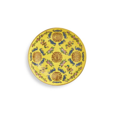View full screen - View 1 of Lot 1003. A small gilt-decorated yellow-ground famille-rose 'bats and shou' dish, Mark and period of Tongzhi | 清同治 黃地粉彩福壽萬年紋小盤 《同治年製》款.