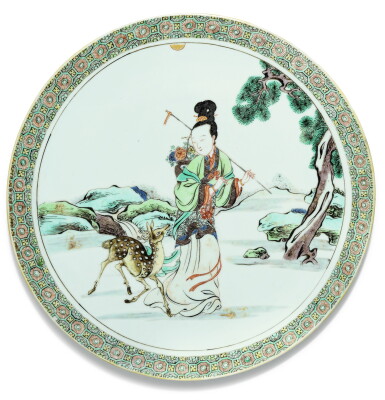 View full screen - View 1 of Lot 47. PLAT EN PORCELAINE DE LA FAMILLE VERTE DYNASTIE QING, ÉPOQUE KANGXI | 清康熙 五彩仕女圖盤 | A well-painted Famille Verte dish, Qing Dynasty, Kangxi period.