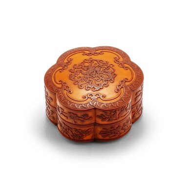 View full screen - View 1 of Lot 114. Petite boîte hexalobée en placage de bambou sculpté Dynastie Qing, XVIIIE - XIXE siècle | 清十八至十九世紀 文竹帖黃花卉紋梅花式蓋盒 | A small bamboo-veneer lobed box and cover, Qing Dynasty, 18th-19th century.