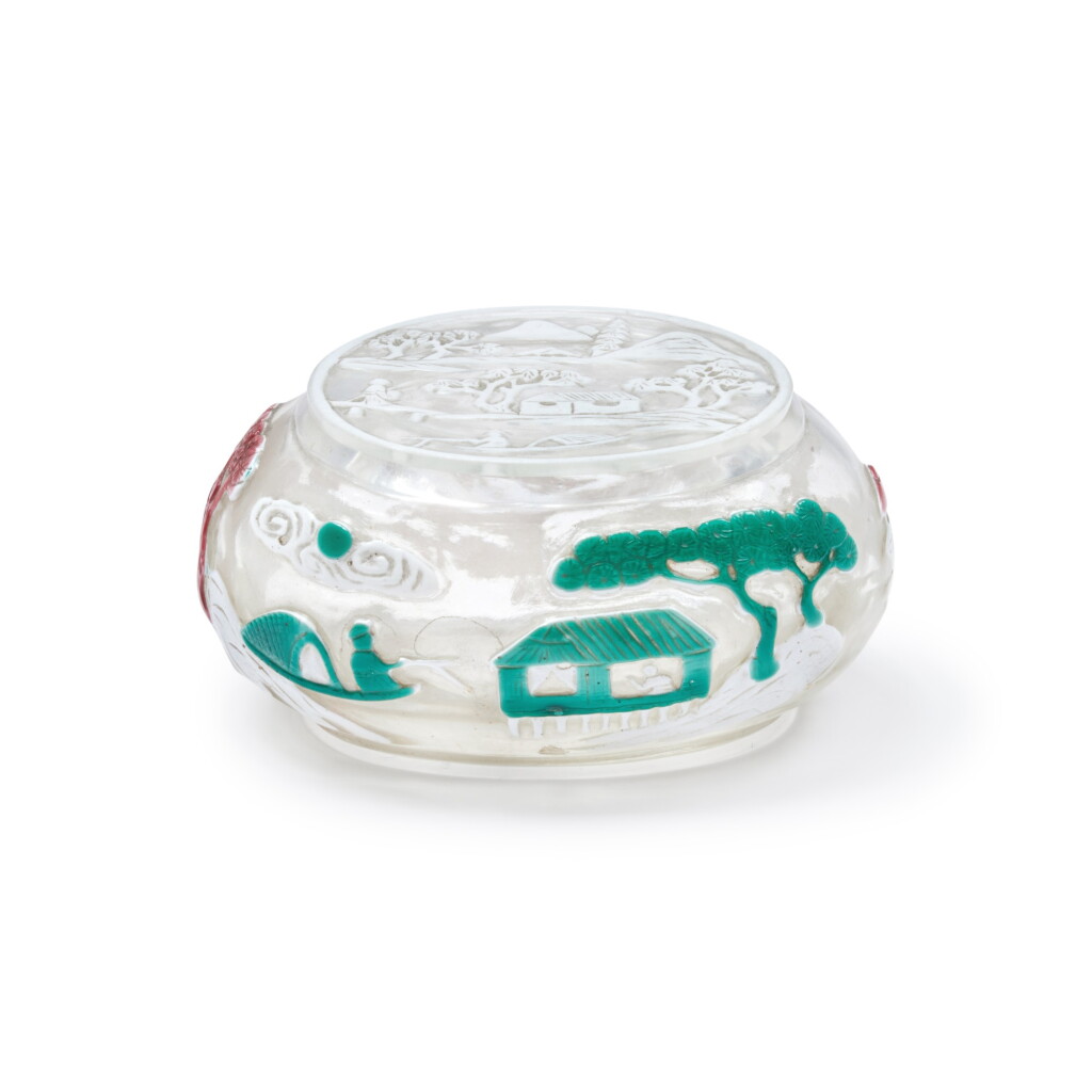 Voir en plein écran - Voir 1 du lot 539. A polychrome overlay glass 'landscape' waterpot and cover, 19th / 20th century | 十九 / 二十世紀 透明地套三色料漁樵耕讀圖水盂連蓋.