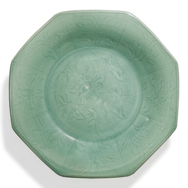 View full screen - View 1 of Lot 242. A large carved 'Longquan' celadon-glazed octagonal dish, Ming dynasty | 明 龍泉窰青釉刻蓮紋八方大盤.