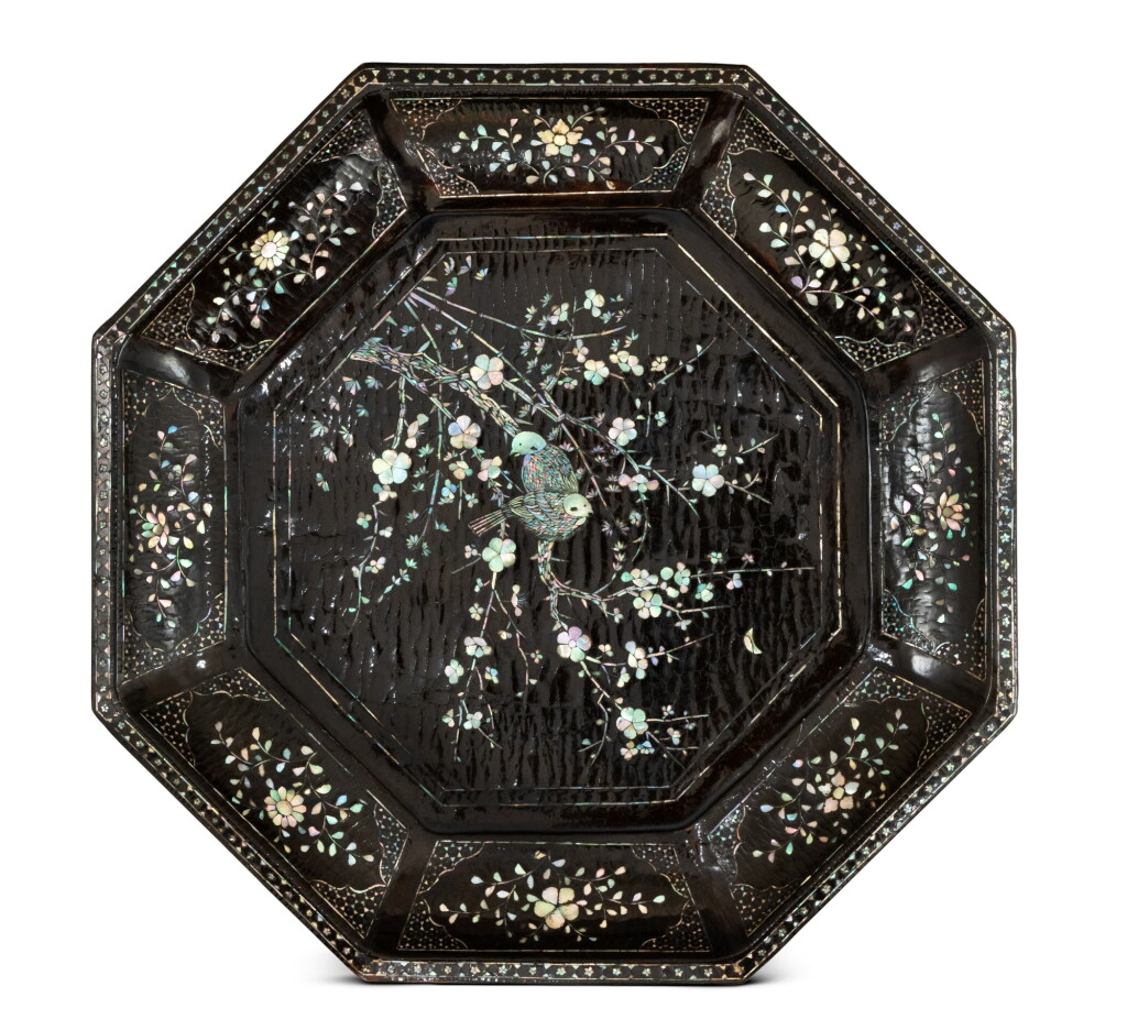 View full screen - View 1 of Lot 382. A mother-of-pearl inlaid black lacquer 'magpie and prunus' octagonal tray, Yuan - early Ming dynasty, 14th century | 元至明初 十四世紀 黑漆嵌螺鈿喜上梅梢圖八方盤.
