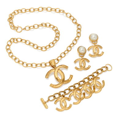 View full screen - View 1 of Lot 156. Demi parure with Resin Pearl Logo earrings, Necklace and Bracelet, 1994 (Orecchini con perle d'imitazione e logo Chanel, collana e bracciale con logo Chanel, 1994).