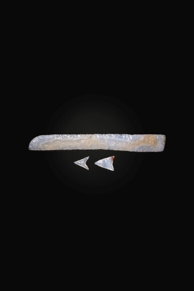 View full screen - View 1 of Lot 99. An agate blade and two agate arrow heads Neolithic period, Hongshan culture | 新石器時代 紅山文化瑪瑙刀及箭鏃一組三件.