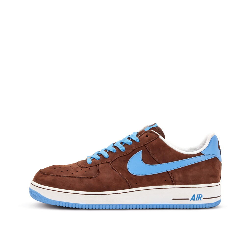 Voir en plein écran - Voir 1 du lot 38. LeBron James Nike Air Force 1 Low “Light Chocolate" Sample | Size 15.