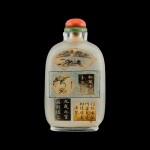 An inside-painted glass 'hundred antiques' snuff bottle By Ma Shaoxuan, dated guimao year, corresponding to 1903 | 癸卯(1903年) 馬少宣作玻璃內畫題詩百歲圖鼻煙壺