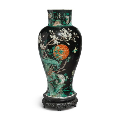 View full screen - View 1 of Lot 634. A famille-noire 'bird and flower' baluster jar, Qing dynasty, 19th century | 清十九世紀 墨地五彩錦堂富貴圖瓶.