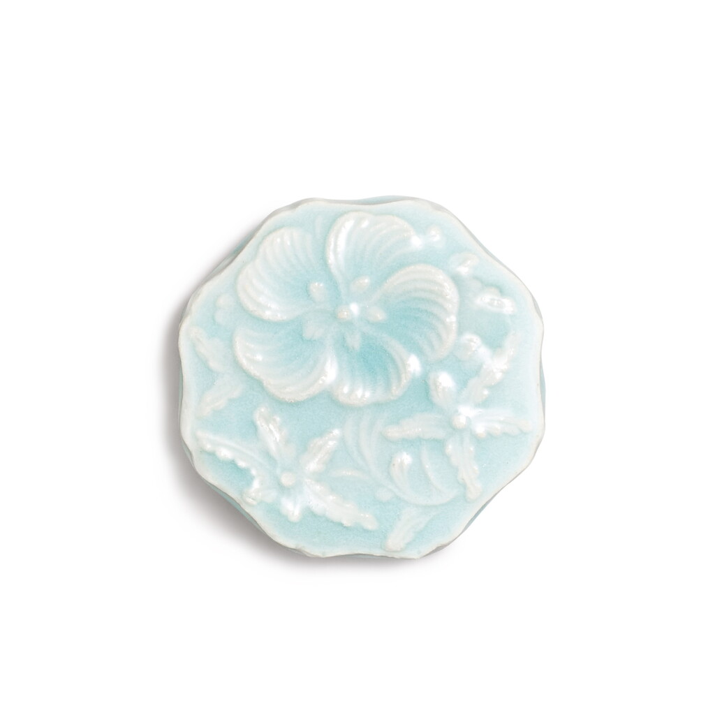 View full screen - View 1 of Lot 5840. A qingbai 'musk-mallow' box and cover, Southern Song dynasty | 南宋 青白瓷秋葵紋蓋盒.