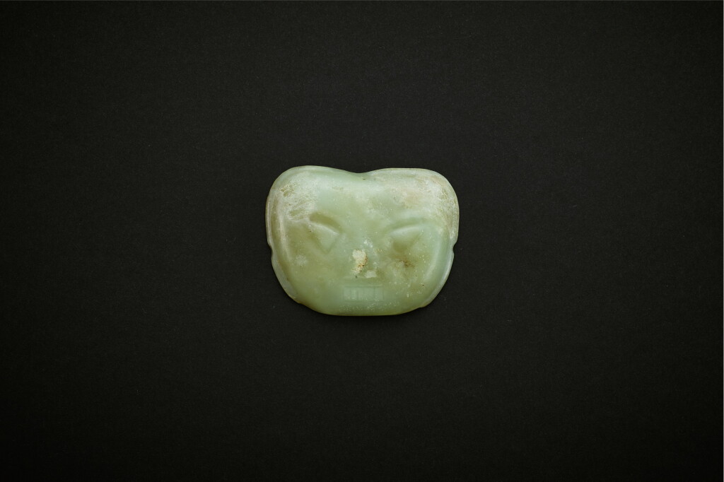 全萤幕检视 - 查看3776A yellowish-celadon jade 'human face' ornament, Inner Mongolia, Neolithic period, 3rd - 2nd millennium BC | 新石器時代 公元前三或二世紀 內蒙古青黄玉圓方形人面飾的1