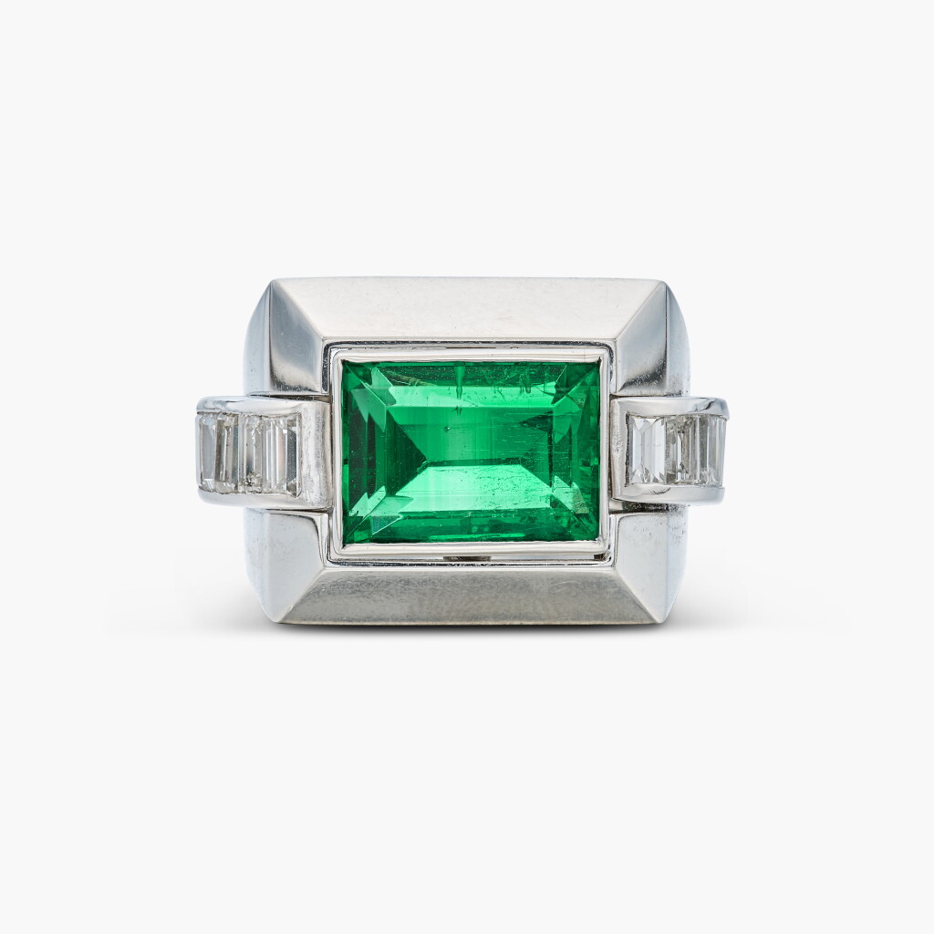 View full screen - View 1 of Lot 102. Emerald and Diamond Ring 「哥倫比亞」祖母綠 配 鑽石 戒指.