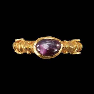 View full screen - View 1 of Lot 3103. A gold-alloy and amethyst 'makara' ring, Southeast Asia, circa 9th - 13th century 約九至十三世紀 東南亞 金合金嵌紫晶雙摩羯紋戒指.