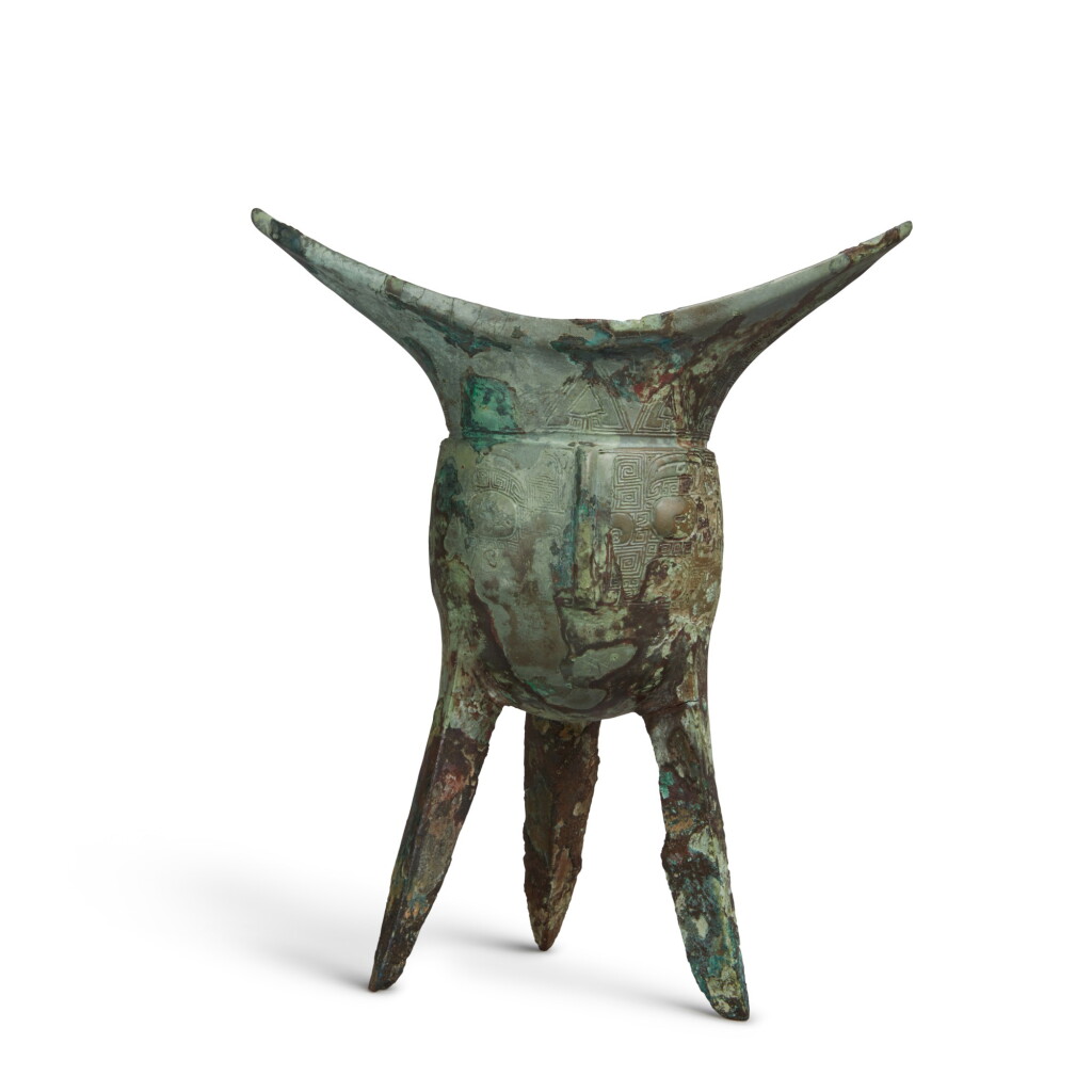 View full screen - View 1 of Lot 3. A rare archaic bronze ritual wine vessel (Jiao), Late Shang dynasty | 商末 史角.
