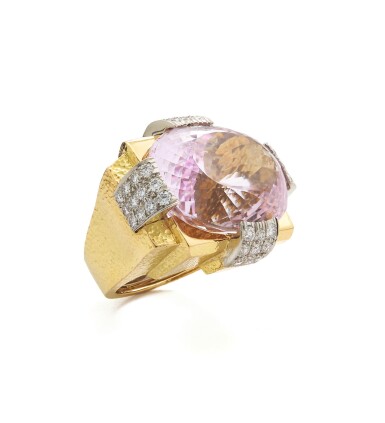 View full screen - View 1 of Lot 83. DAVID WEBB | GOLD, KUNZITE AND DIAMOND RING.