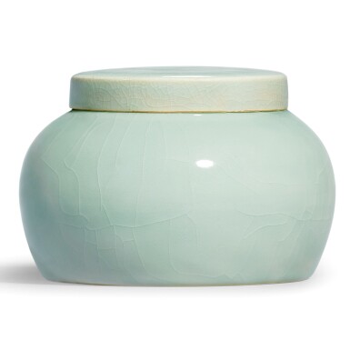 View full screen - View 1 of Lot 19. AN EXCEPTIONALLY RARE JADEITE-GREEN GLAZED JAR AND COVER MING DYNASTY, YONGLE PERIOD | 明永樂 翠青釉蓋罐.