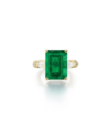 View full screen - View 1 of Lot 87. Bague émeraude et diamants | Emerald and diamond ring.