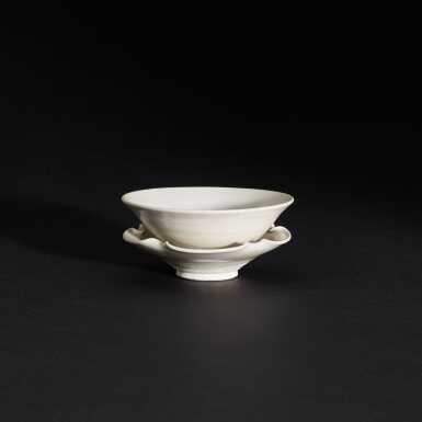 View full screen - View 1 of Lot 605. A Xingyao white-glazed teabowl and stand, Five dynasties 五代 邢窰白釉茶盌及花口盞托.