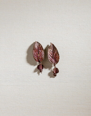 View full screen - View 1 of Lot 186. Paire de boucles d'oreilles Feuille de Rosier, pièces uniques.