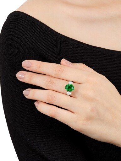 View full screen - View 1 of Lot 366. Tsavorite Garnet and Diamond Ring | 4.30克拉 天然「東非」沙弗來石 配 鑽石 戒指.