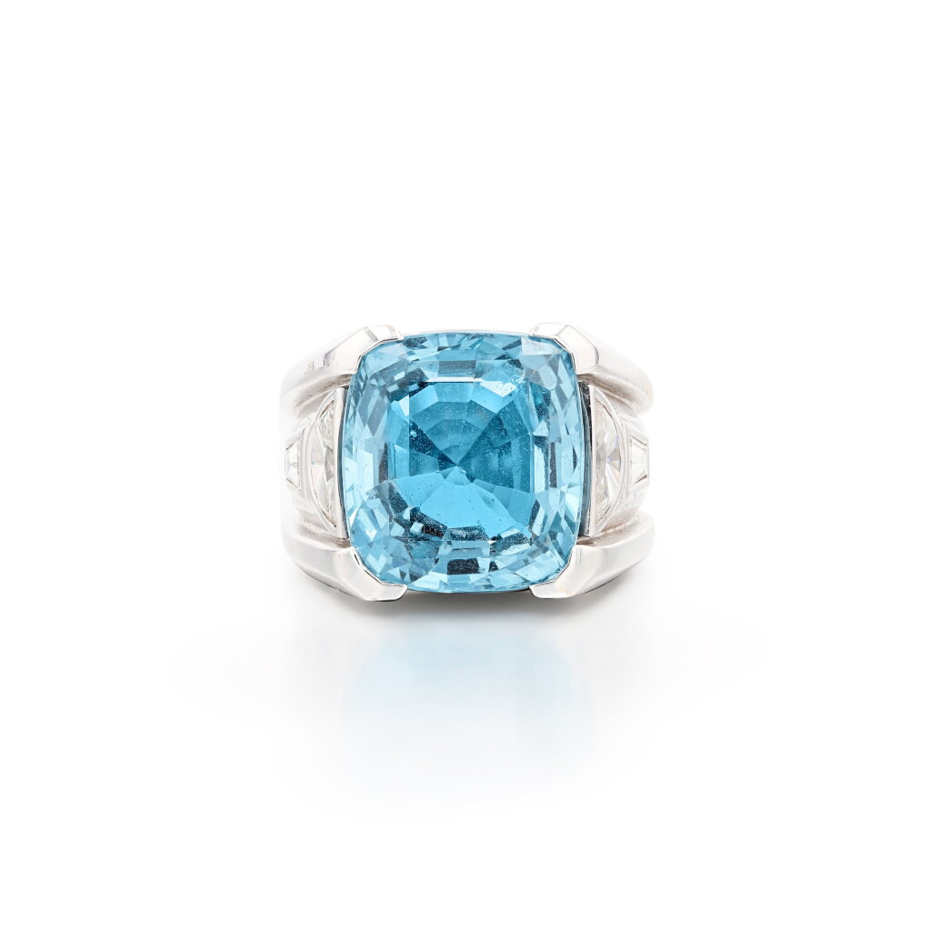 View full screen - View 1 of Lot 192. Bague aigue-marine et diamants | Aquamarine and diamond ring.