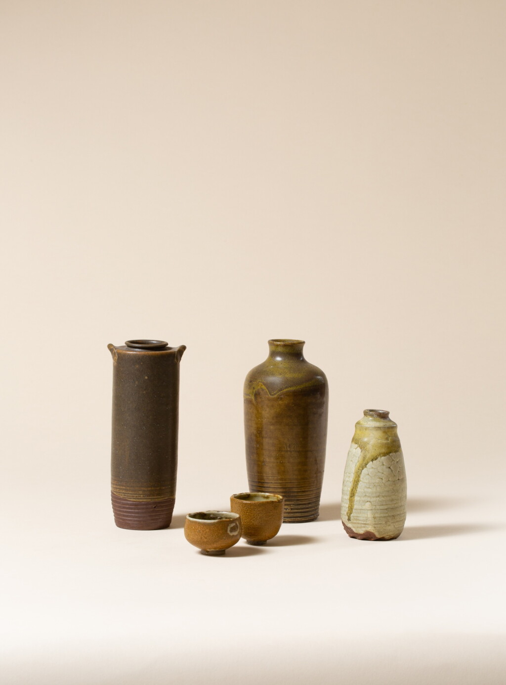 View full screen - View 1 of Lot 127. Trois vases et deux coupes.