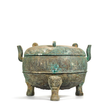 View full screen - View 1 of Lot 235. A large archaic bronze ritual food vessel and cover (Ding), Eastern Zhou dynasty, Spring and Autumn period | 東周 春秋 青銅三足蓋鼎.