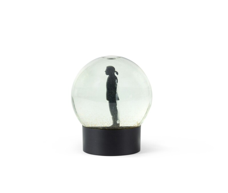 Sephora, A snow globe with Karl Lagerfeld's silhouette | Sephora, boule Sephora, A snow globe with Karl Lagerfeld's silhouette | Sephora, boule