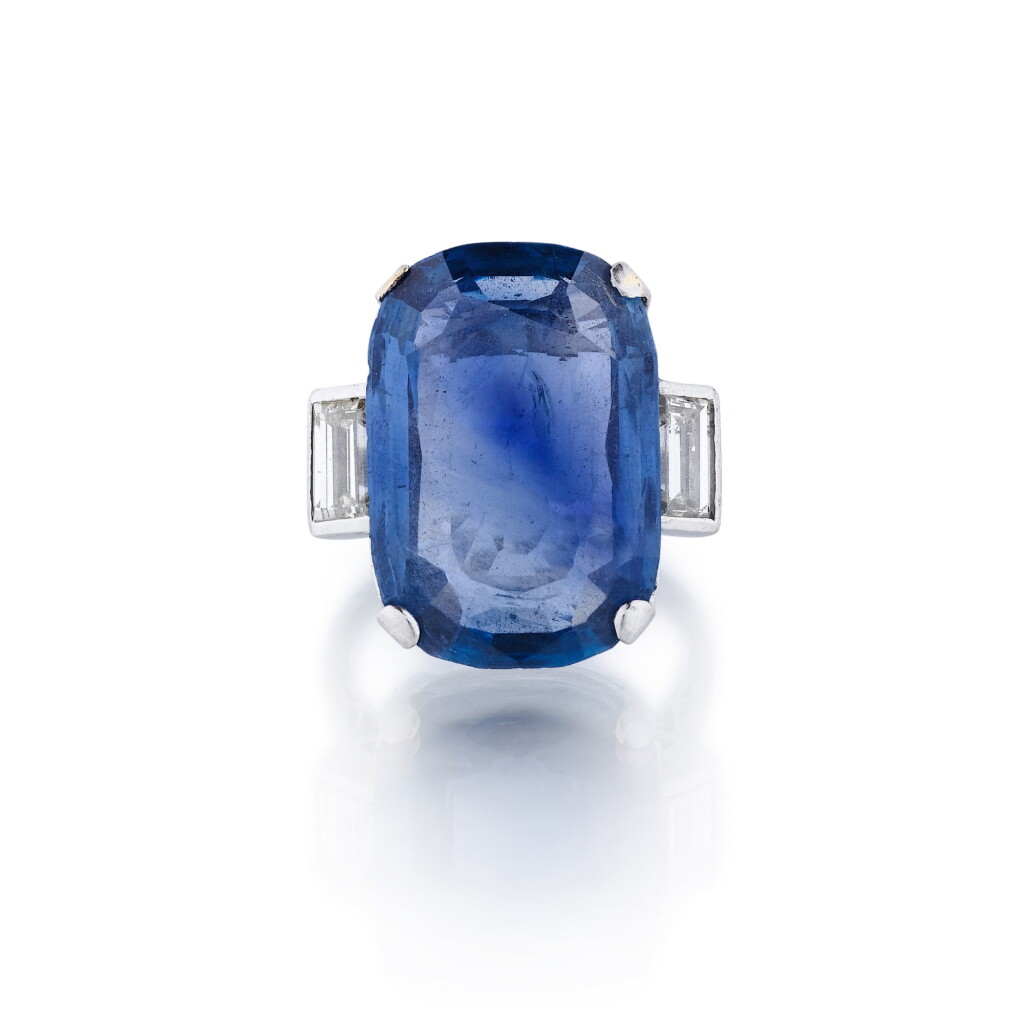 View full screen - View 1 of Lot 13. Bague saphir et diamants | Sapphire and diamond ring.