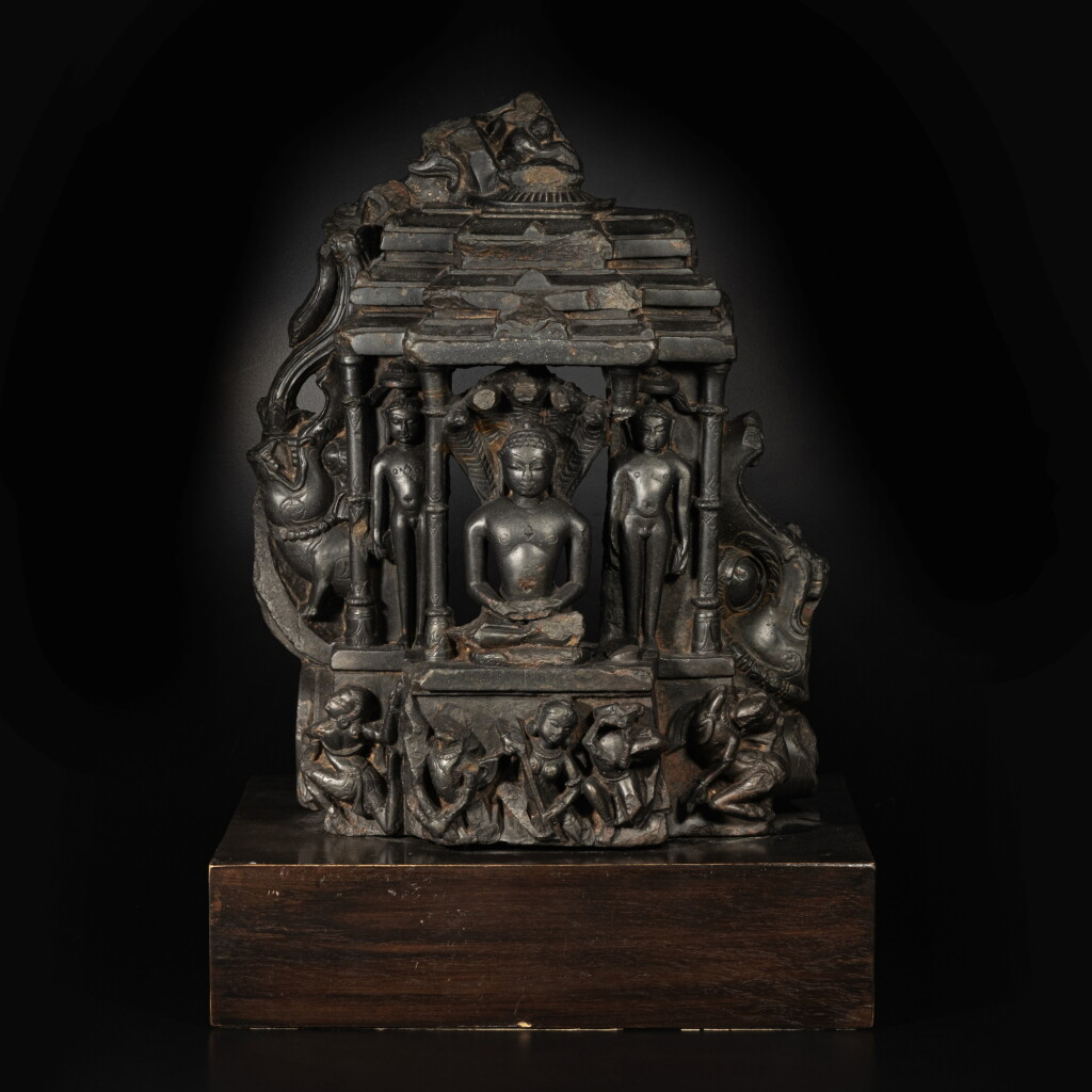Voir en plein écran - Voir 1 du lot 577. A black basalt Jain shrine depicting Suparsvanatha, North India, circa 12th century.
