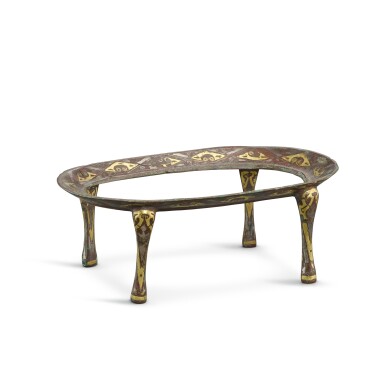 View full screen - View 1 of Lot 3557. An archaic gold and silver-inlaid bronze 'geometric' cup stand, Western Han dynasty | 西漢 銅錯金銀幾何紋羽觴杯四足架.