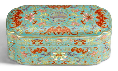 View full screen - View 1 of Lot 264. A TURQUOISE-GROUND FAMILLE-ROSE AND GILT BOX AND COVER QING DYNASTY, QIANLONG PERIOD | 清乾隆 松綠地粉彩描金福壽同慶紋蓋盒.