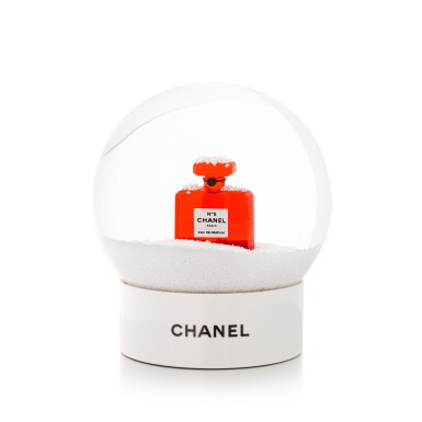 Voir en plein écran - Voir 1 du lot 1087. Red N°5 Perfume Snow Globe.