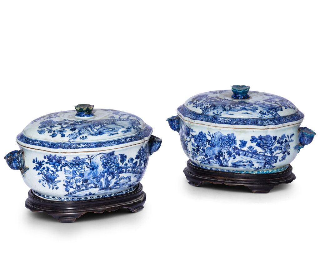 View full screen - View 1 of Lot 230. Paire de terrines couvertes en porcelaine bleu blanc de la Compagnie des Indes Dynastie Qing, XVIIIE-XIXE siècle | 清十八至十九世紀 青花花卉紋蓋盆 | A pair of blue and white tureens and covers, Qing Dynasty, 18th-19th century.