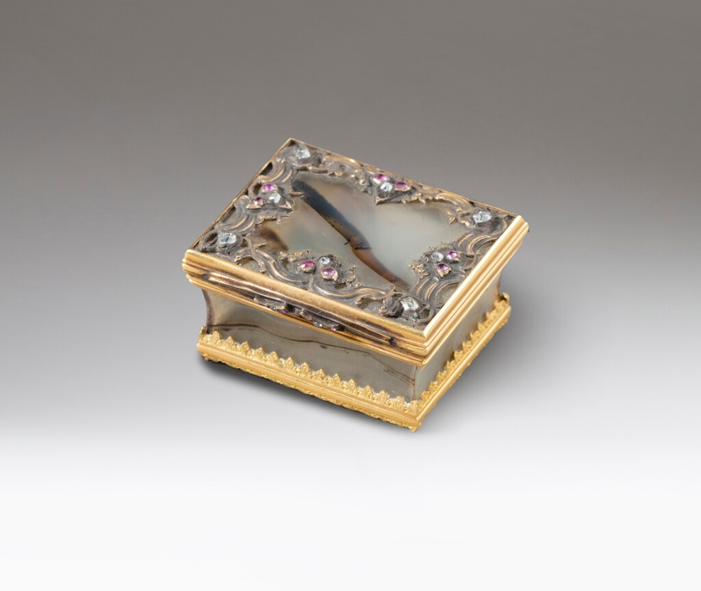 View full screen - View 1 of Lot 343. A small agate gold-mounted box, apparently unmarked, probably Germany circa 1740 | Petite tabatière en agate montée en or, apparemment non poinçonnée, probablement Allemagne vers 1740.