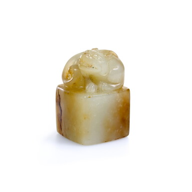 View full screen - View 1 of Lot 225. A YELLOWISH JADE 'LION' SEAL, QING DYNASTY, 18TH/19TH CENTURY | 清十八/十九世紀 臥獸鈕青玉方印.