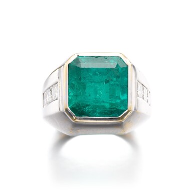 View full screen - View 1 of Lot 302. Emerald and diamond ring | 祖母綠配鑽石戒指.
