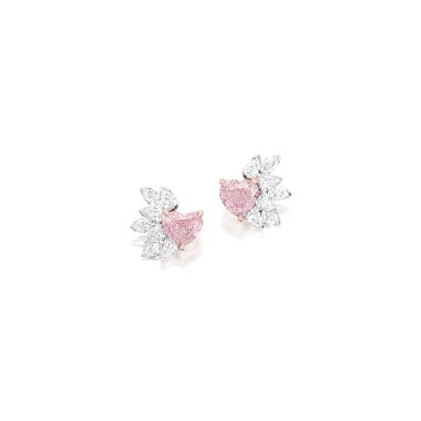 View full screen - View 1 of Lot 1654. PAIR OF FANCY PURPLISH PINK DIAMOND AND DIAMOND EARRINGS 1.02及1.01卡拉 心形 彩紫粉紅色 SI1淨度 鑽石 配 鑽石 耳環一對.