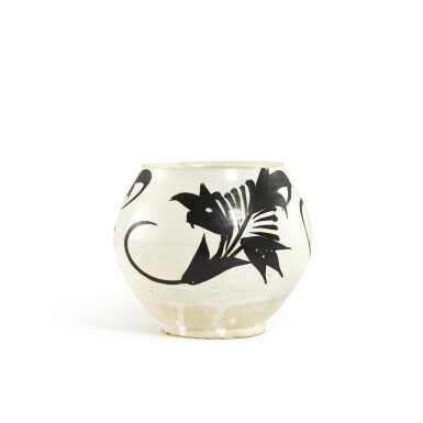 View full screen - View 1 of Lot 5595. A Cizhou black-painted 'floral' jar, Northern Song dynasty | 北宋 磁州窰白地黑彩花葉紋罐.