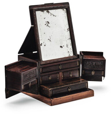 View full screen - View 1 of Lot 34. PETIT CABINET COSMÉTIQUE EN HONGMU DYNASTIE QING, XVIIIE-XIXE SIECLE | 清十八至十九世紀 紅木妝奩 | A rectangular hongmu dressing box and mirror, Qing dynasty, 18th-19th century.