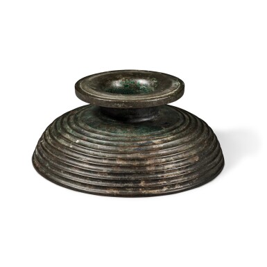 View full screen - View 1 of Lot 1. An inscribed archaic bronze ritual food vessel cover, Late Western Zhou dynasty | 西周末 史□父簋蓋.